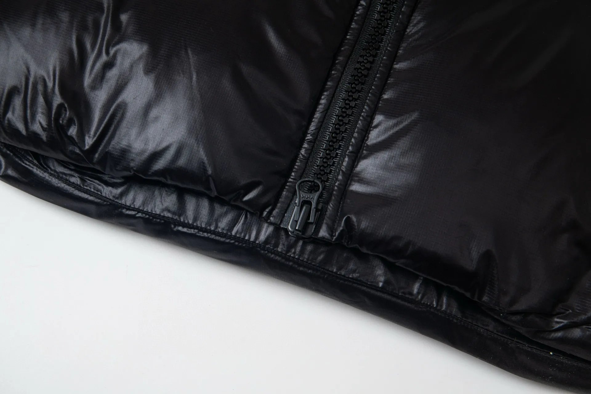 P790 model number: G122 Canada Goose's new Crofton series of lightweight couple's hooded down jacket 1️⃣The fabric is made of recycled Feather-Light tear-resistant fabric, which is ultra-light and has no sense of weight on the upper body. The unique black label highlights the temperament. The interior is filled with white duck down, making the upper body very light and comfortable! 2️⃣It is very youthful and energetic, and can be easily worn by both men and women. It is very in line with the fashion aesthetic concepts of today's young people! 3️⃣ Full set of customized accessories, complete with three standards, same style for men and women, a must-have for couples Color: Picture color Size: S, M, L, XL